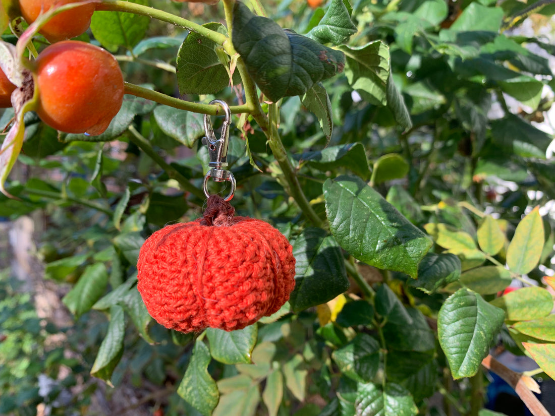 Free crochet pattern: pumpkin keychain